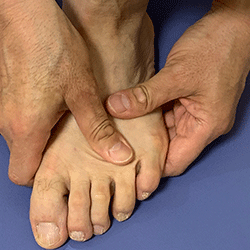 足指が曲がるように足甲側の腱をマッサージ30回を行う。|さいたま中央フットケア整体院